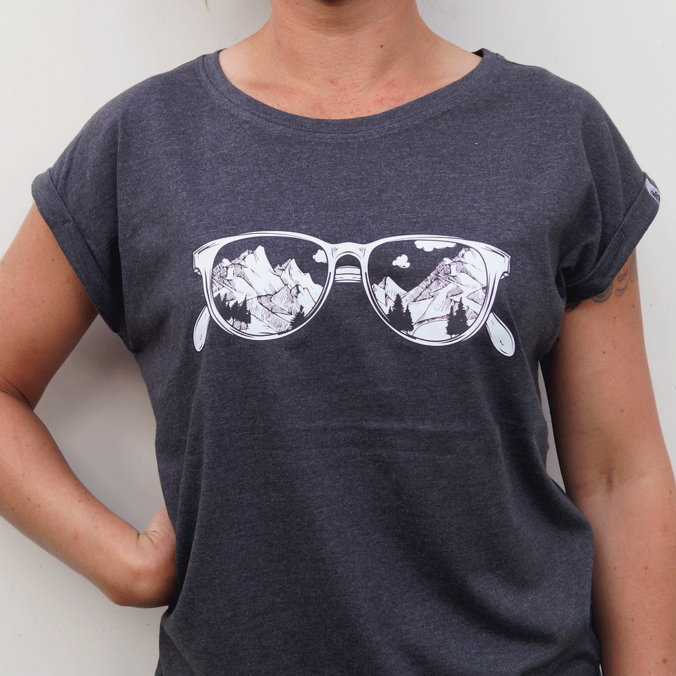 Thumbnail: Tee-shirt pour Femme motif lunette avec point de vue montagnes, dédié imaginé et fabriqué par hot savoie