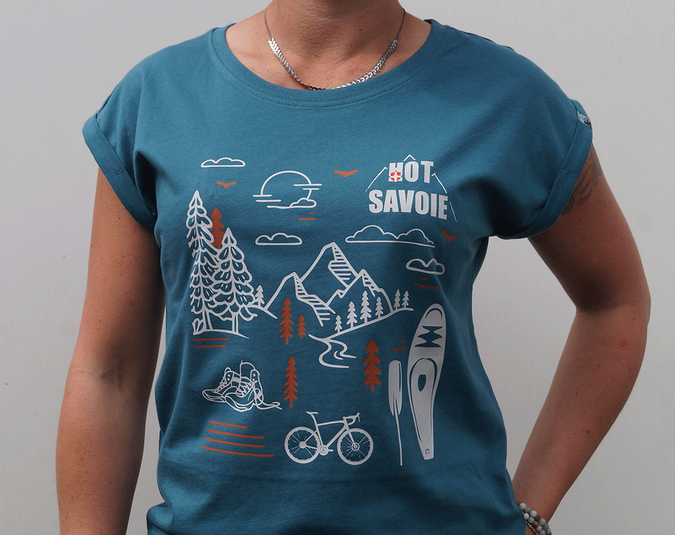 tee-shirt pour femme porté bleu canard Aventures, motif terrain de jeu savoyard : vélo, paddle, rando