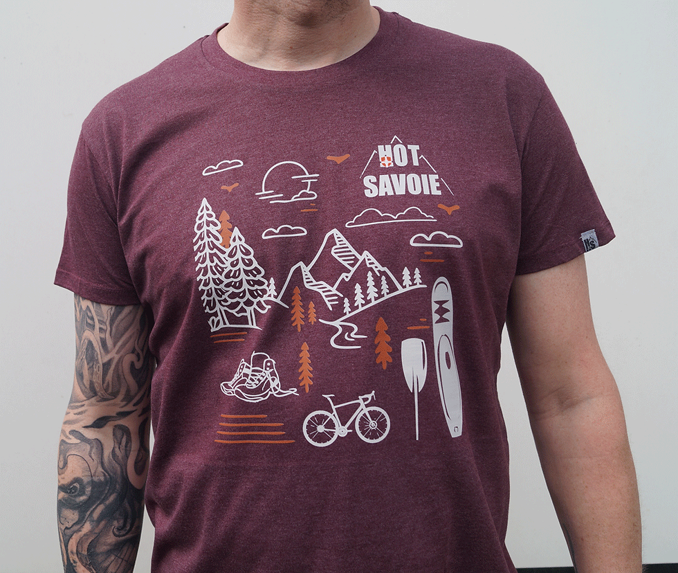 tee-shirt homme bordeaux chiné porté aventures terrain de jeu savoyard lac et montagne