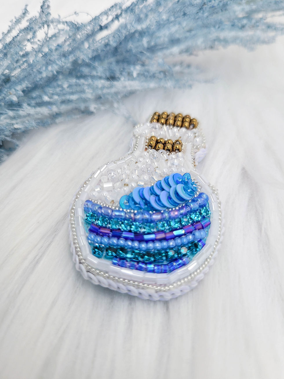 Broche Potion magique bleue – Witchy Vibe | Broderie perlée | Bijou mystique
