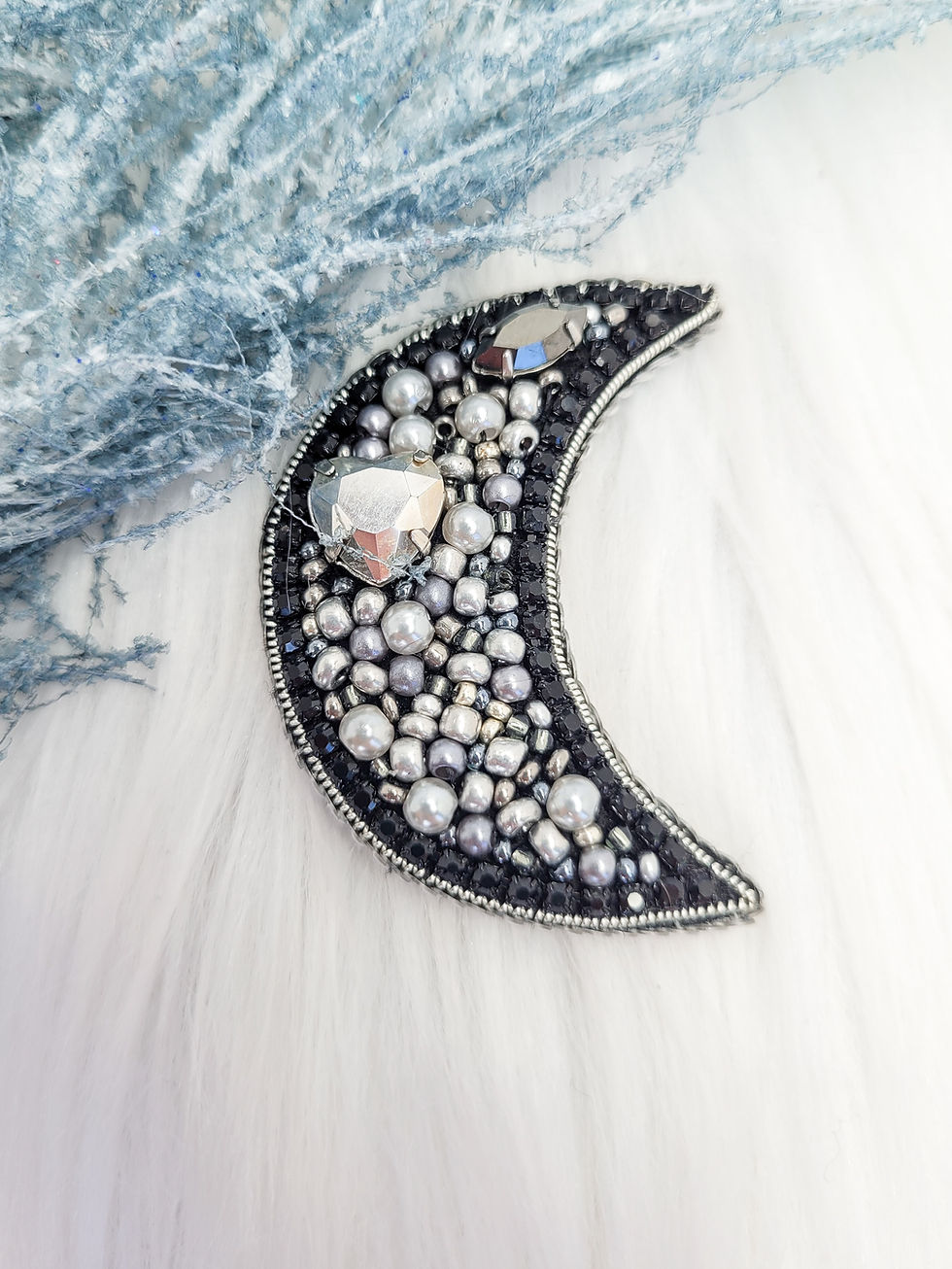Lunéa – Broche perlée à la main | Bijou mystique & édition limitée – Patricia Potvin