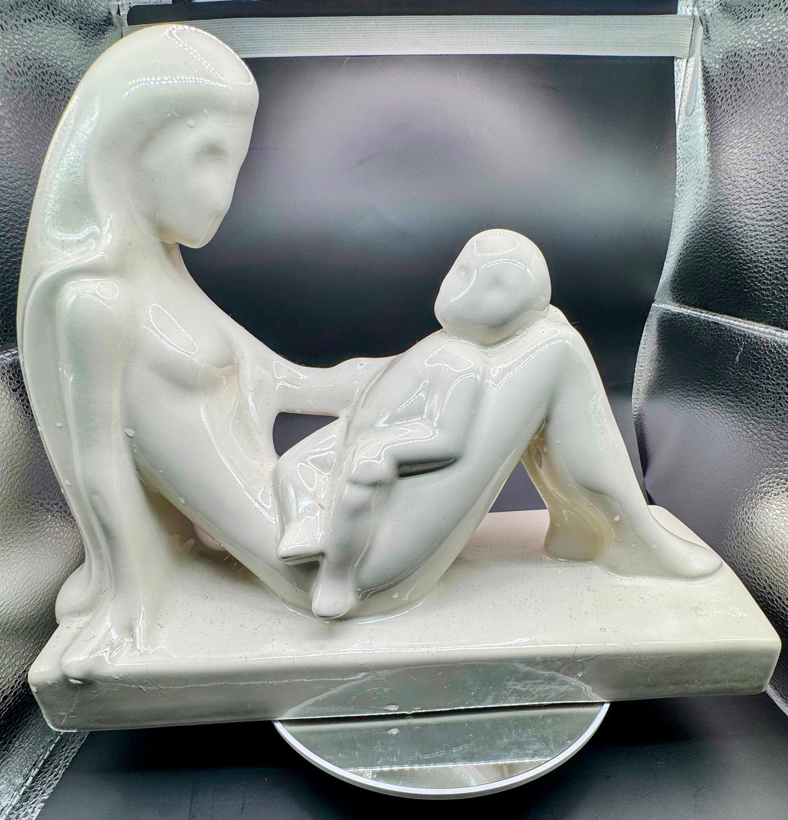 Vintage Mother & Child Statue – Elegant & Timeless Figurine