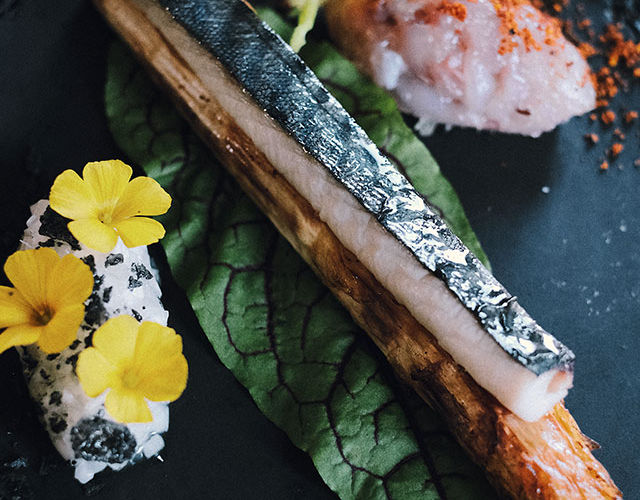 Poisson parfaitement présenté dans l'assiette chez Max Cekot