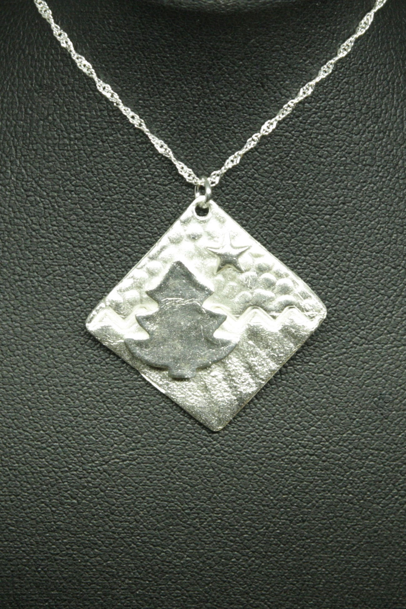 4651 - Christmas tree on a 2 textured background