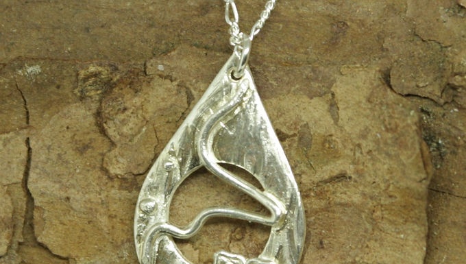 6347 - Teardrop with square flower and red centre
