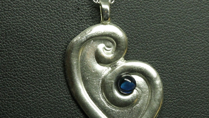 5183 - Stylised moulded heart with blue cabochon