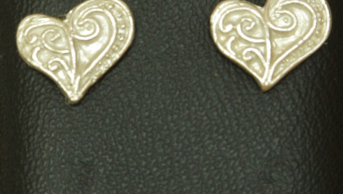 3106 - Patterned heart studs