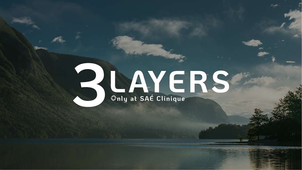 Lanskap pegunungan dengan danau, pepohonan, langit biru, dan awan. Teks bertuliskan “3 LAYERS Hanya di SAÉ Clinique.” Suasana tenang dan tenteram.