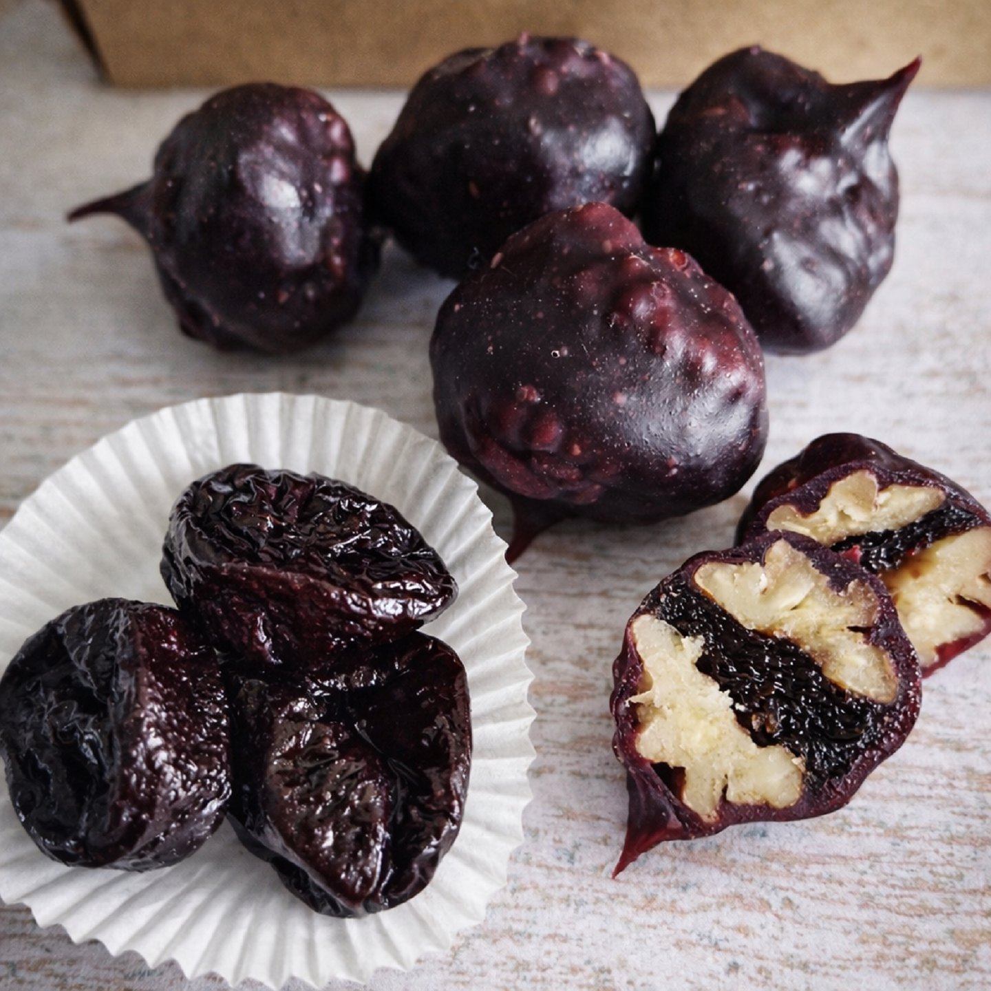 Вишневая фручелла с орехом и черносливом