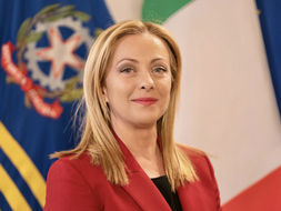 Meloni a “Chi”: “Temo che i ragazzi smettano di pensare e si limitino a fare domande a una macchina”