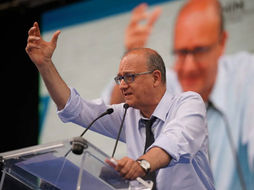 Valditara annuncia la svolta: "Assumeremo gli idonei, così cambiamo la linea del governo precedente". Nessun taglio all'edilizia scolastica