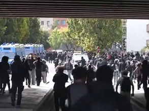 Francia, studenti in piazza: oltre 400 scuole restano chiuse, 2.000 persone fermate dall’inizio dei blocchi. Il governo apre al confronto