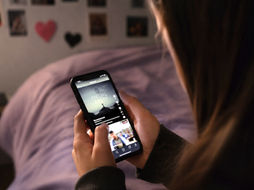 Suicidio a 12 anni, i genitori accusano TikTok e Meta: "Gli algoritmi hanno assecondato le sue ricerche ossessive". Scatta la denuncia