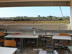 Maltempo, scuola devastata dal tornado a Marsala: 273 studenti da trasferire. Il Comune punta al rientro entro una settimana. L'abbraccio del governatore Schifani alla professoressa Parrinello