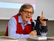 Vittorio Sgarbi in terapia intensiva: "Condizioni critiche ma stabili". La preoccupazione della figlia Evelina