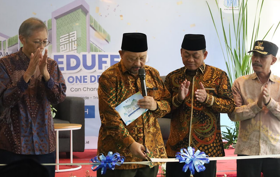 Prosesi pemotongan pita sebagai symbol diresmikannya gedung baru SMAI Al Azhar 33 Jatimakmur.
