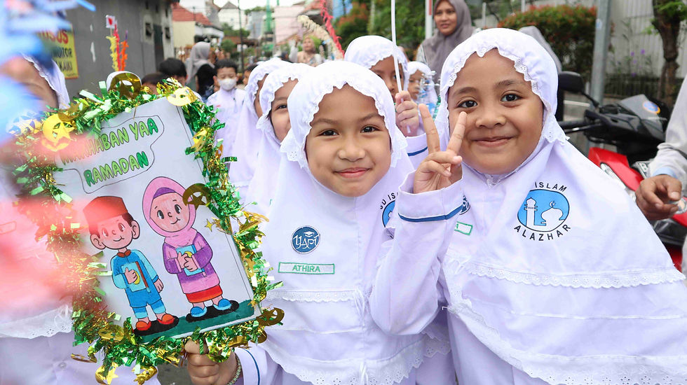 Dua orang murid SD berfoto bersama
