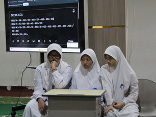 Murid sedang berdiskusi menjawab pertanyaan