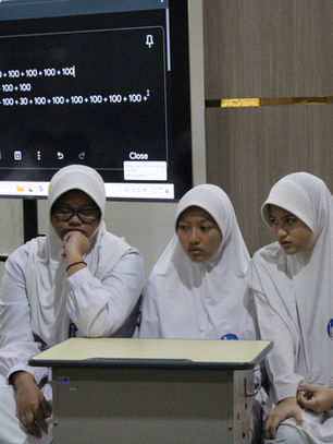 Murid sedang berdiskusi menjawab pertanyaan