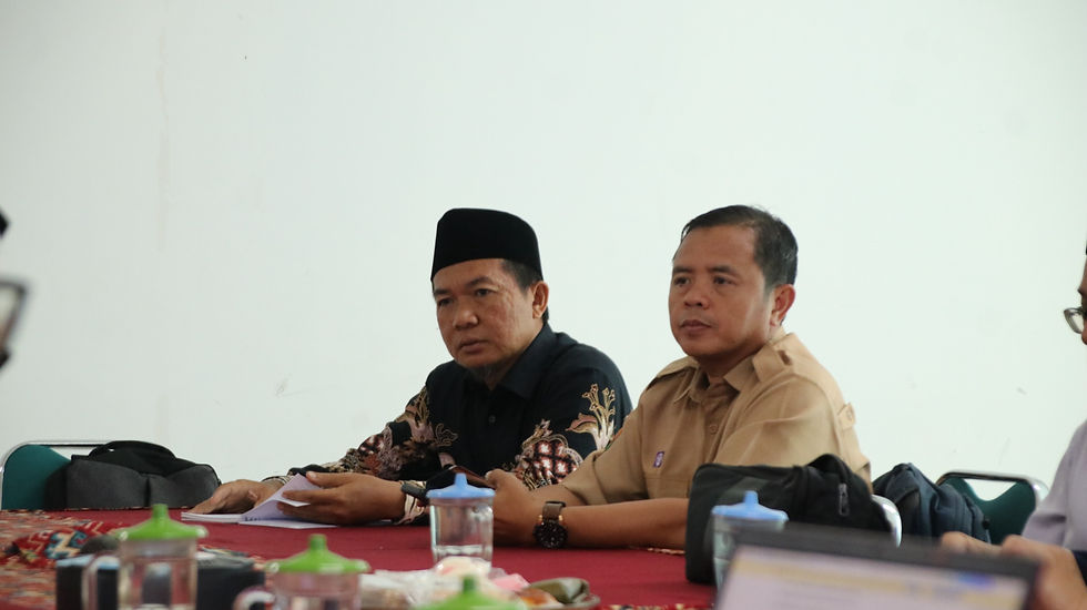 Kepala sekolah SMP 55 dan SMA 33 sedang mengikuti rapat