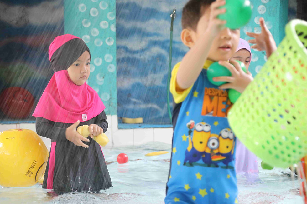 Murid Sakinah sedang bermain air
