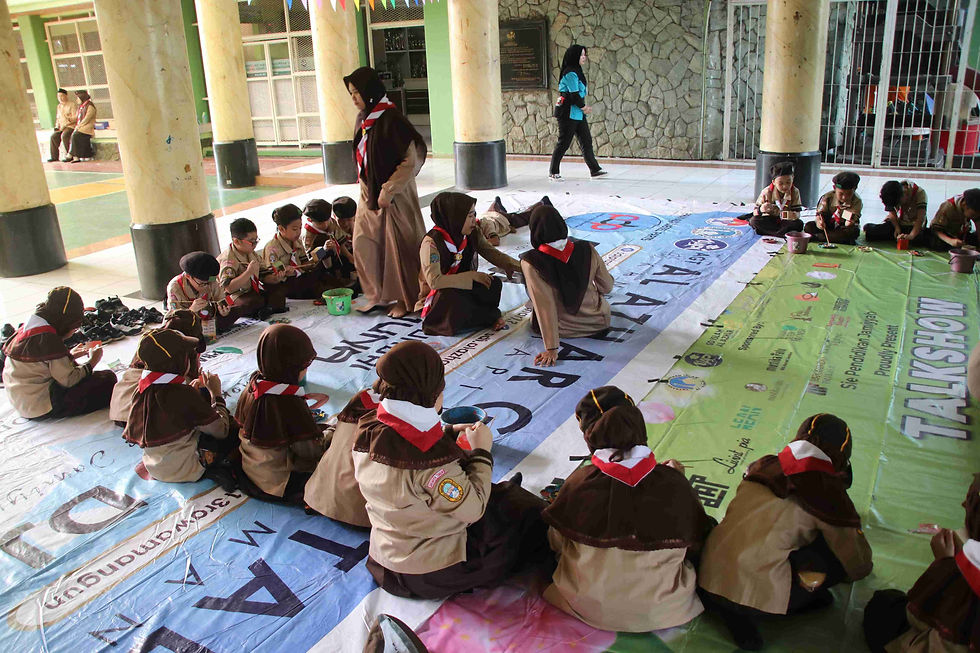 Para instruktur memberikan arahan pada murid