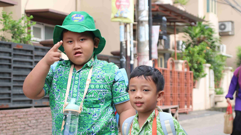 Murid TK sedang berjalan menuju deHakims