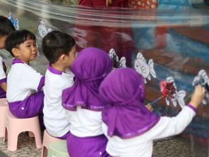 Mengasah Fokus dan Kreativitas melalui Kegiatan Melukis Gambar Ikan di Playgroup Sakinah