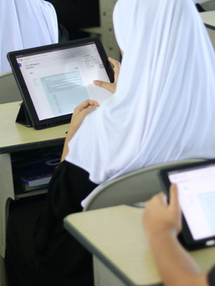 Murid sedang fokus mengerjakan Try Out Akademik