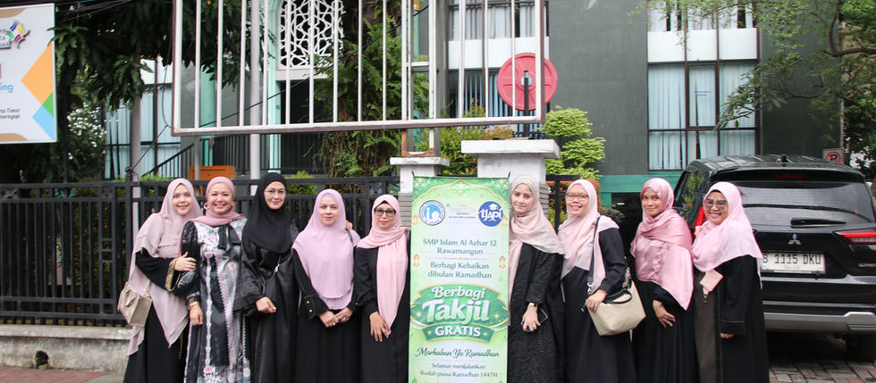 Foto bersama seusai berbagi takjil