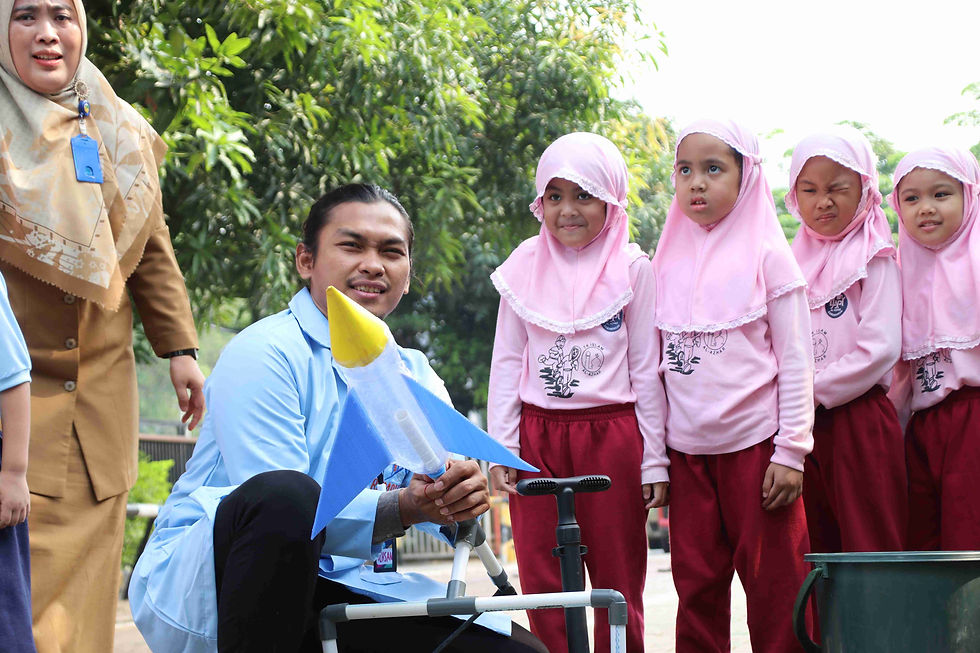 Anak-anak memperhatikan persiapan roket meluncur