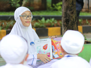 Manfaat Membacakan Buku Cerita Sebelum Tidur untuk Tumbuh Kembang Murid