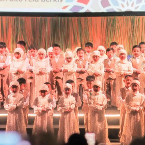 Haflah Akhirussanah dan Tasyakur Al-Qur’an TK Islam Al Azhar 13 Rawamangun Tahun Pelajaran 2025/2026 dengan penampilan murid di atas panggung.