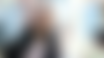 Orang tua Jamiyyah TKIA 13 Rawamangun sedang mempraktikkan make up dasar secara mandiri dalam kegiatan Make Up Class bersama Wardah