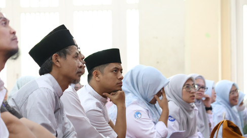 Peserta Pembinaan Guru dan Karyawan sedang memperhatikan penjelasan narasumber