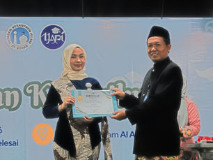 Tim Literasi SMA Islam Al Azhar 33 Jatimakmur bersama Kepala Sekolah Meluncurkan Buku Antologi Puisi Karya Murid dan Guru