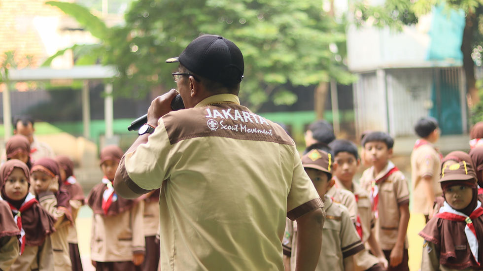 Guru sedang berbicara sebelum kegiatan