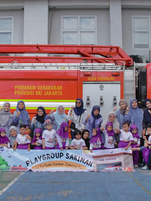 Foto bersama di depan mobil pemadam kebakaran
