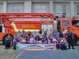 Foto bersama di depan mobil pemadam kebakaran