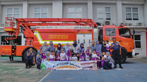 Foto bersama di depan mobil pemadam kebakaran