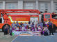 Foto bersama di depan mobil pemadam kebakaran