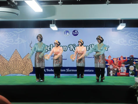 Siswa SMA Islam Al Azhar 33 Jatimakmur saat menampilkan tari tradisional pada pembukaan Pagelaran Kokurikuler