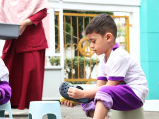 Little Care, Big Habit: Menanamkan Kebiasaan Baik Sejak Dini di Playgroup Sakinah dengan Mencuci Sandal