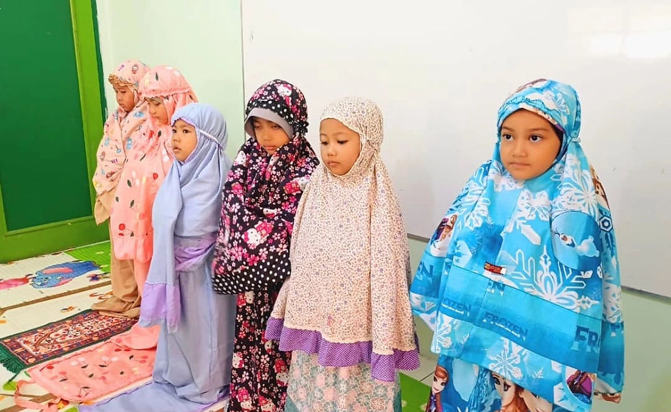 Murid-murid sedang melaksanakan sholat berjamaah