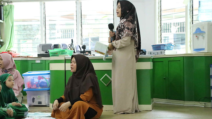 Guru lainnya memberi arahan untuk murid yang akan shalat berjamaah