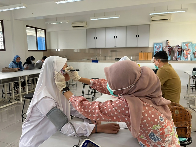 Pemeriksaan Kesehatan Mata dan Telinga SMPIA 55 Jatimakmur