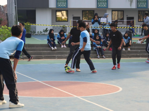 Pertandingan futsal antarkelas berlangsung meriah dalam rangkaian classmeet perdana SMAI Al Azhar 33 Jatimakmur.