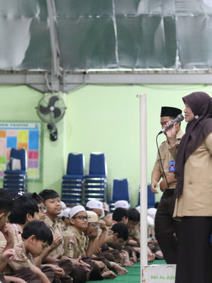 Kepala sekolah memberikan pesan dan motivasi