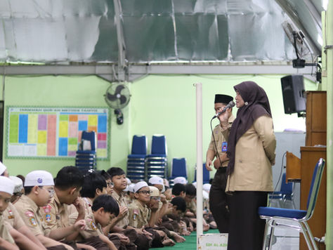 Kepala sekolah memberikan pesan dan motivasi