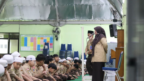 Kepala sekolah memberikan pesan dan motivasi